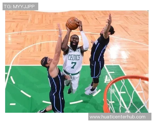 杰伦布朗半场表现抢眼17投8中三分球命中率高达60独得19分助力球队